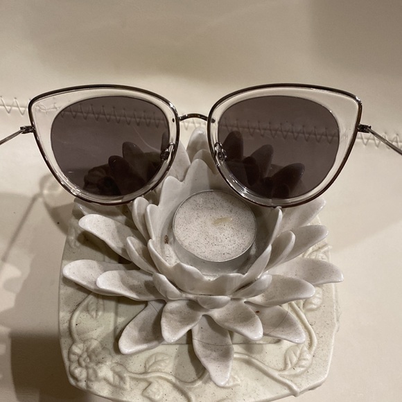 Sunglasses like new - Picture 3 of 6